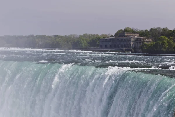 Vackra isolerade bild med den fantastiska Niagarafallen kanadensiska sidan — Stockfoto