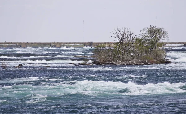 Krásné pozadí s řekou těsně před úžasný Niagarské vodopády — Stock fotografie