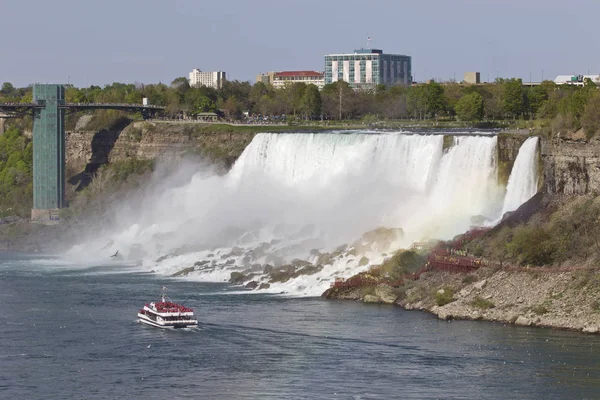 Vackert foto av den fantastiska Niagara vattenfallen och ett fartyg — Stockfoto