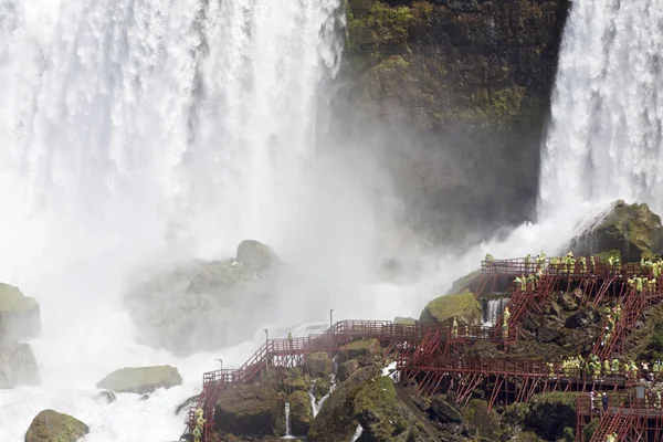 Güzel yan bize şaşırtıcı Niagara Şelalesi ile fotoğraf kapatmak