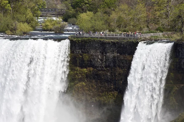 Güzel yan bize şaşırtıcı Niagara Şelalesi görüntüsünü kapatmak