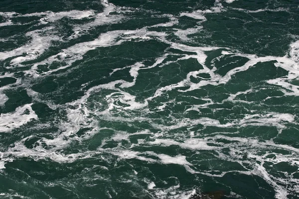 Hermosa imagen aislada del agua cerca de increíbles cataratas del Niágara — Foto de Stock