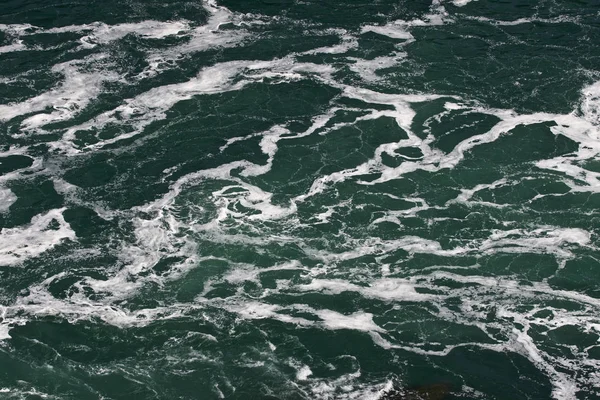 Krásný obrázek izolované vody poblíž úžasné Niagarské vodopády — Stock fotografie