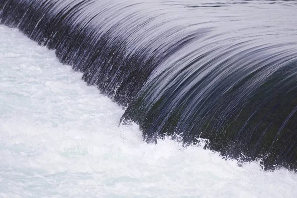 Hermosa imagen con una pequeña cascada cerca de las increíbles cataratas del Niágara —  Fotos de Stock