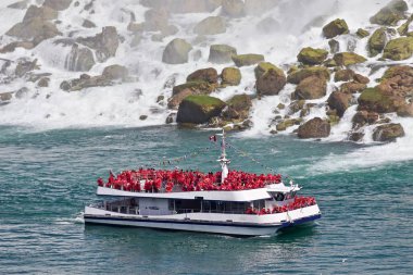 Bir gemi ve şaşırtıcı Niagara Şelalesi ile güzel arka plan