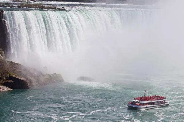 Vackra isolerade bilden av ett skepp och fantastiska Niagara vattenfall — Stockfoto
