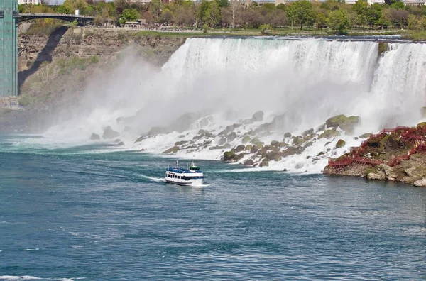 Hermosa foto con un barco y sorprendente cascada del Niágara —  Fotos de Stock