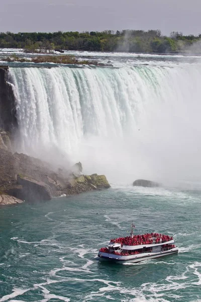 Vackra isolerade bilden av ett skepp och fantastiska Niagara vattenfall — Stockfoto