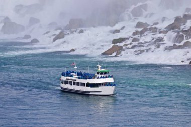 Bir gemi şaşırtıcı Niagara Şelalesi yakınındaki güzel izole fotoğraf