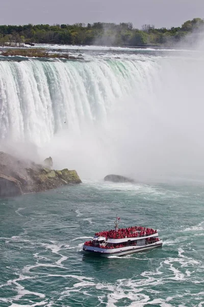 Vackra bakgrund med ett skepp och fantastiska Niagara vattenfall — Stockfoto