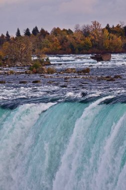 İnanılmaz güçlü Niagara Şelalesi güzel izole fotoğraf