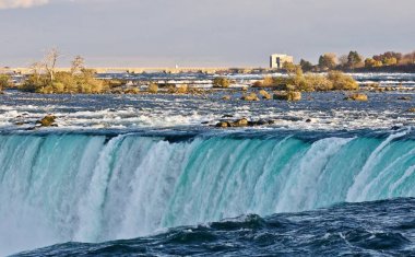 İnanılmaz güçlü Niagara Şelalesi güzel izole fotoğraf
