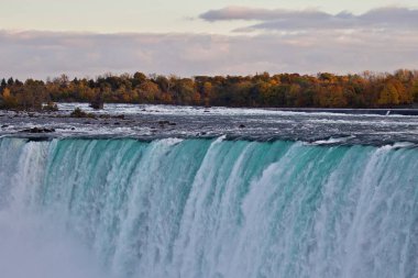 İnanılmaz güçlü Niagara Şelalesi ile güzel görüntü