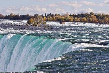İnanılmaz güçlü Niagara Şelalesi güzel izole fotoğraf