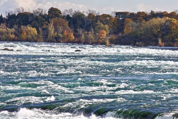 İnanılmaz güçlü Niagara Nehri ile güzel görüntü
