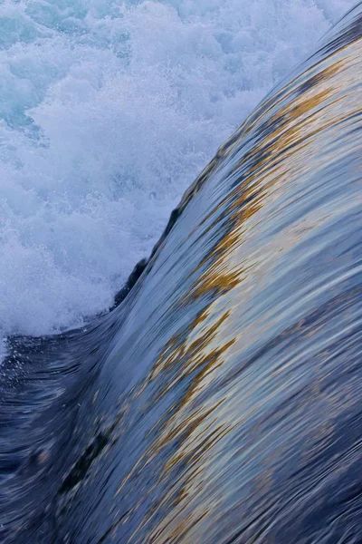 Schönes Bild mit kleinen Wasserfällen in der Nähe der erstaunlichen Niagarafälle — Stockfoto