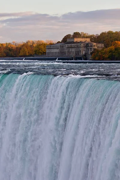 Красивая изолированная фотография удивительного мощного Ниагарского водопада — стоковое фото
