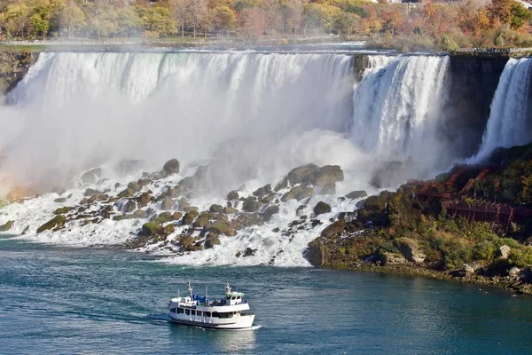 Bela foto da incrível cachoeira Niagara e um navio — Fotografia de Stock