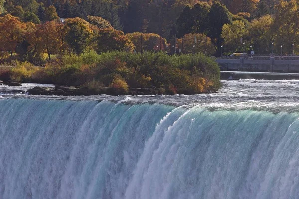 İnanılmaz güçlü Niagara Şelalesi ile güzel arka plan