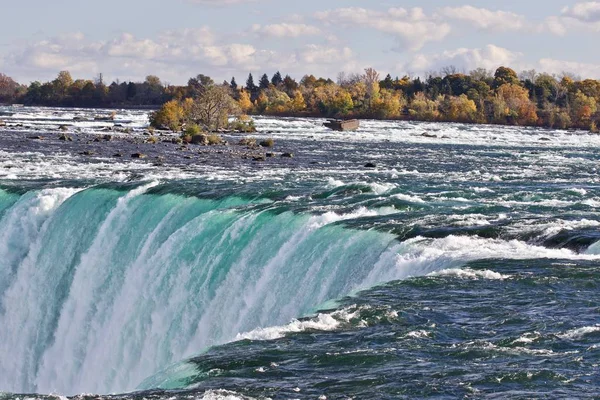 Vackra isolerade foto av fantastiska kraftfulla Niagara vattenfall — Stockfoto