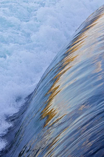 Hermoso fondo con pequeñas cascadas cerca de las increíbles cataratas del Niágara —  Fotos de Stock