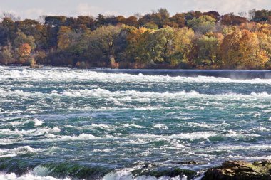 İnanılmaz güçlü Niagara Nehri ile güzel görüntü