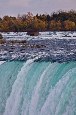 İnanılmaz güçlü Niagara Şelalesi ile güzel görüntü