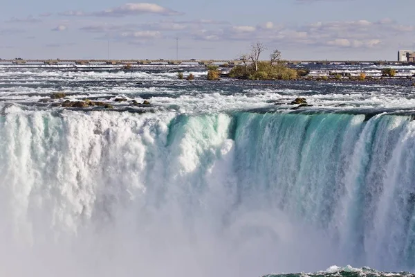 Vackra isolerade bild av fantastiska kraftfulla Niagara vattenfall — Stockfoto