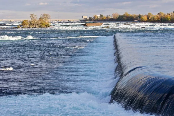 Schöner Hintergrund mit kleinen Wasserfällen in der Nähe der erstaunlichen Niagarafälle — Stockfoto