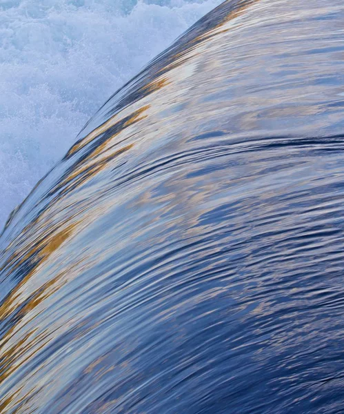 素晴らしいナイアガラの滝の近くに小さな滝の美しい分離イメージ — ストック写真