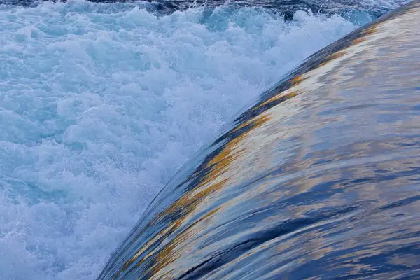 Schönes Bild mit kleinen Wasserfällen in der Nähe der erstaunlichen Niagarafälle — Stockfoto