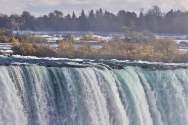 İnanılmaz güçlü Niagara Şelalesi ile güzel izole görüntüsü