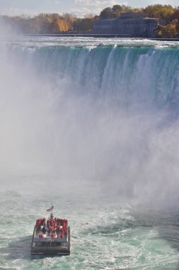 Şaşırtıcı Niagara Şelalesi ile güzel arka plan ve sisin içinde gemi