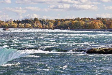 İnanılmaz güçlü Niagara Şelalesi güzel izole fotoğraf