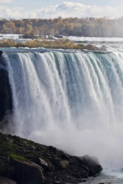 Красивое фото с удивительным мощным Ниагарским водопадом — стоковое фото