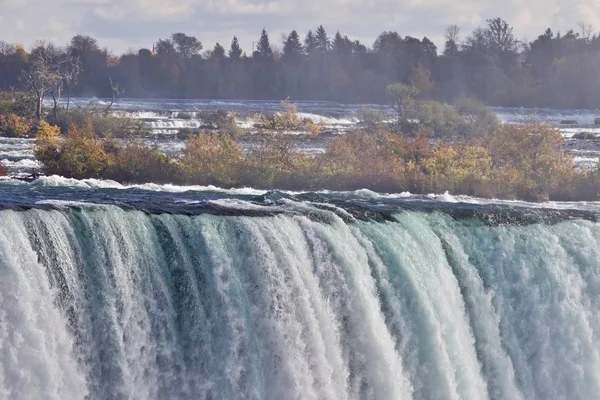 Vackra isolerade bilden med fantastiska kraftfulla Niagara vattenfall — Stockfoto