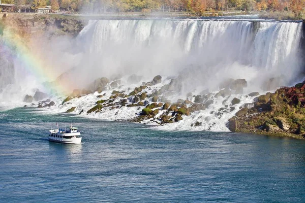 Şaşırtıcı Niagara Şelalesi ile güzel resim ve bir gemi