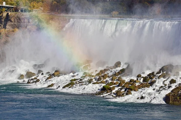 Vacker bild med fantastiska kraftfulla Niagara vattenfall och en regnbåge — Stockfoto