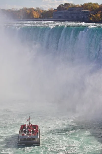 Şaşırtıcı Niagara Şelalesi ile güzel arka plan ve sisin içinde gemi