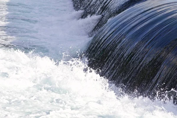 Красиві ізольованих зображення з невеликим водоспадом недалеко від дивовижні Ніагара-Фолс — стокове фото