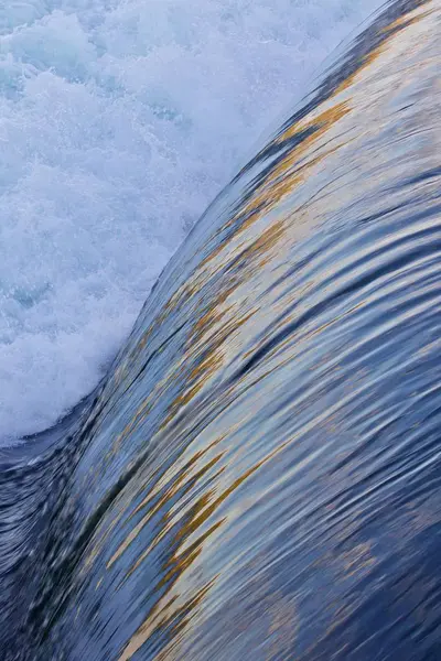 Hermosa foto aislada de pequeñas cascadas cerca de las increíbles cataratas del Niágara —  Fotos de Stock