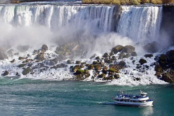 Hermosa foto de la increíble cascada del Niágara y un barco — Foto de Stock