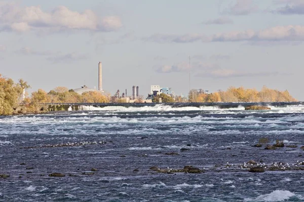 Krásný obrázek s úžasnou mocné řece Niagara — Stock fotografie