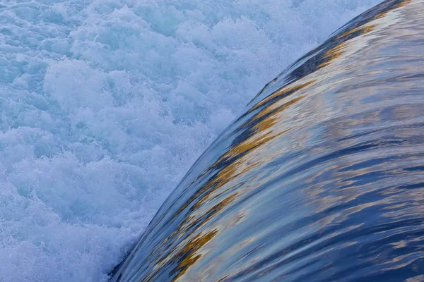Hermosa imagen aislada de pequeñas cascadas cerca de las increíbles cataratas del Niágara — Foto de Stock