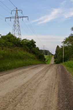Tepeleri olan harika bir yolun güzel görüntüsü