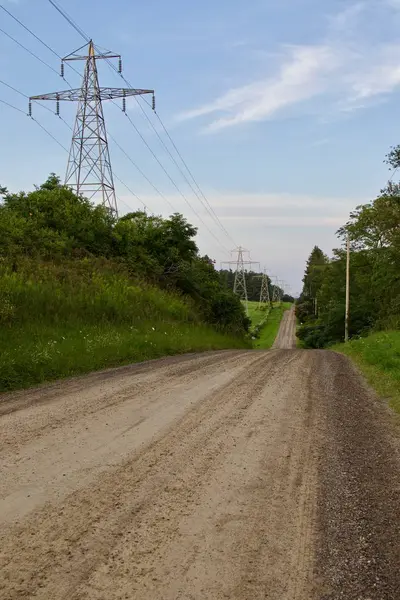 Tepeleri olan harika bir yolun güzel görüntüsü