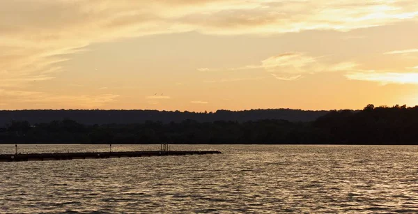 湖の上の素晴らしい夕日の孤立した写真 — ストック写真