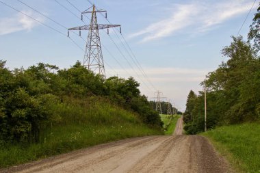 Tepeleri olan harika bir yolun güzel görüntüsü
