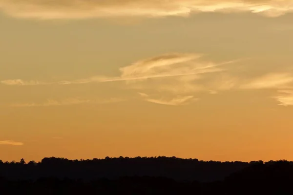 Elszigetelt fotó egy csodálatos naplementéről a tavon — Stock Fotó