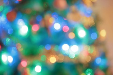 Yeni yılda çam ağacı, hediyeler, kardan adam, bokeh